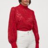 Blouse en dentelle douce de coton mélangé. Col montant